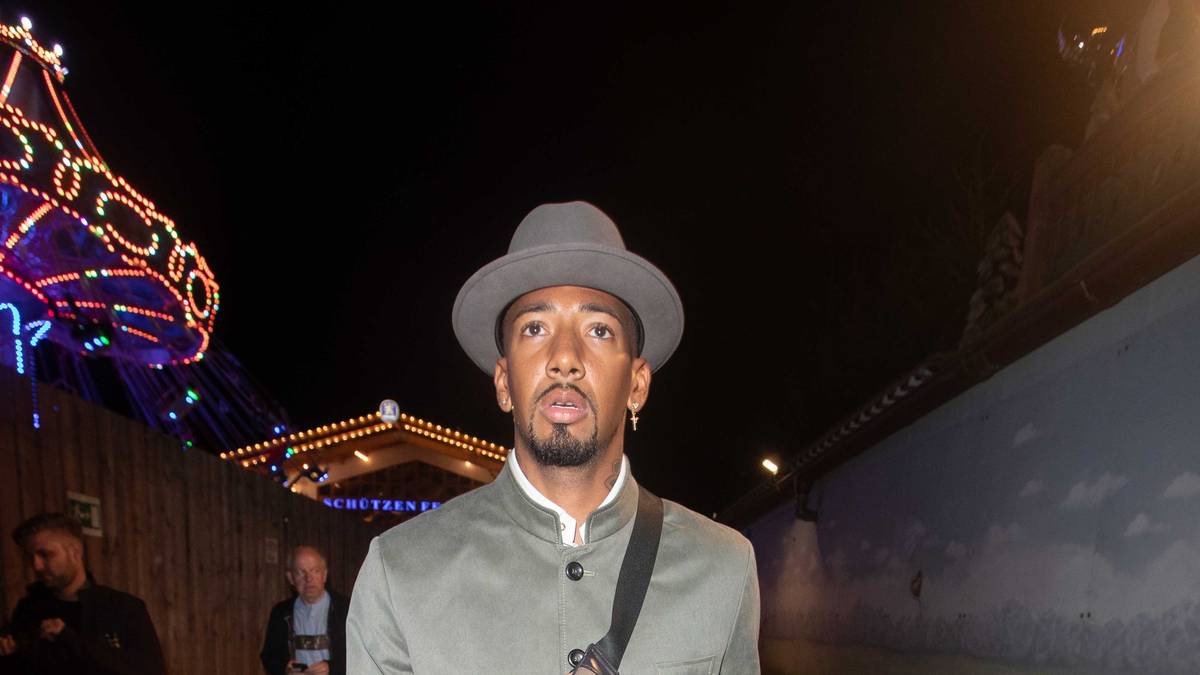 Jérôme Boateng posiert mit Umhängetasche