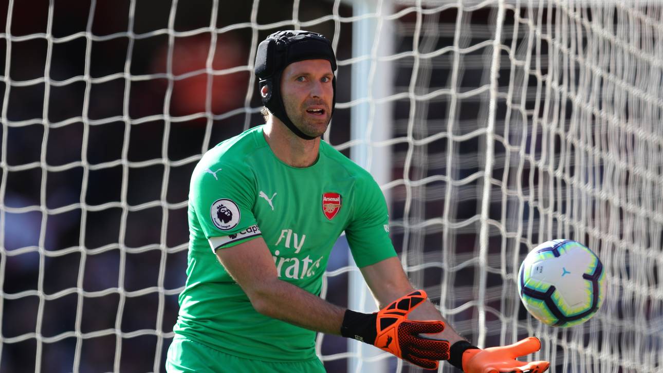 Petr Cech Helm Premier League Fußball Seit seinem Schädelbasisbruch in einem Premier League-Spiel 2006 spielt Cech nur noch mit Helm
