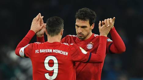 DFB-Pokal, Viertelfinale: Bayern München nicht im Free-TV , ARD zeigt Schalke, Mats Hummels und Robert Lewandowski freuen sich über den Sieg bei Hertha BSC