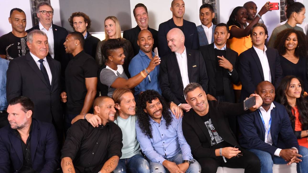 FIFA-Boss Gianni Infantino inmitten der Fußball-Legenden