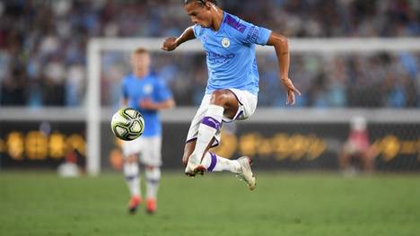 Bayern-Ehrenpräsident Uli Hoeneß hofft bei einer möglichen Verpflichtung von Leroy Sané auf ein Schnäppchen. Grund dafür ist jedoch nicht nur die Coronakrise.