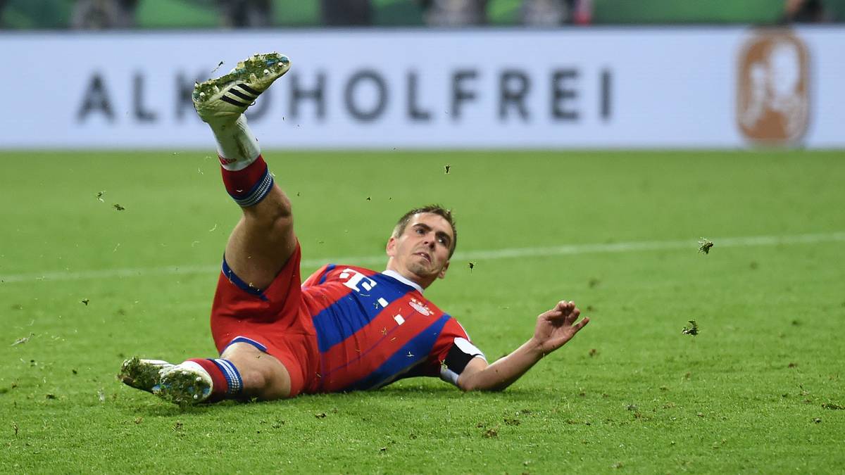 Gegen den BVB gilt es einen weiteren bitteren Moment zu verkraften: Im Pokal-Halbfinale folgt gegen die Schwarz-Gelben im Elfmeterschiessen. Auch Philipp Lahm rutscht bei seinem Elfmeter weg und verschießt