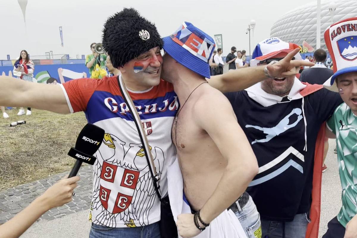 Arm in Arm: Diese Fans sorgen für Gänsehaut-Moment