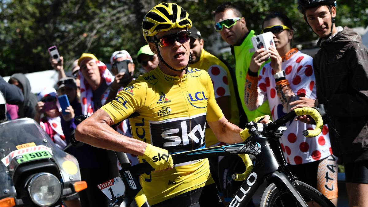 Während De Gendt seinen Sieg bejubelt, spielen sich weiter hinten unfassbare Szenen ab: Froome war auf dem Weg ins Ziel von einem in den Zuschauern hängengebliebenen TV-Motorrad zu Fall gebracht worden, nachdem er seine größten Kontrahenten um den Kolumbianer Nairo Quintana schon abgehängt hatte