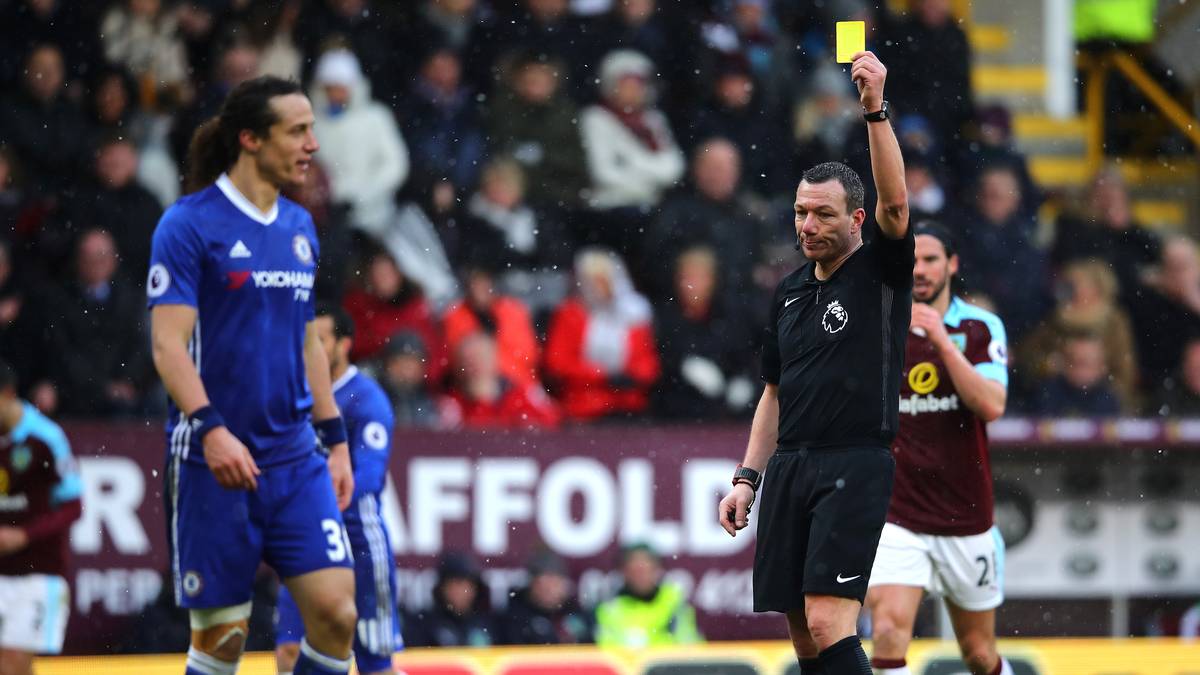 Die Gelbe Karte sah er allerdings für ein Foulspiel und nicht für seine neue Frisur