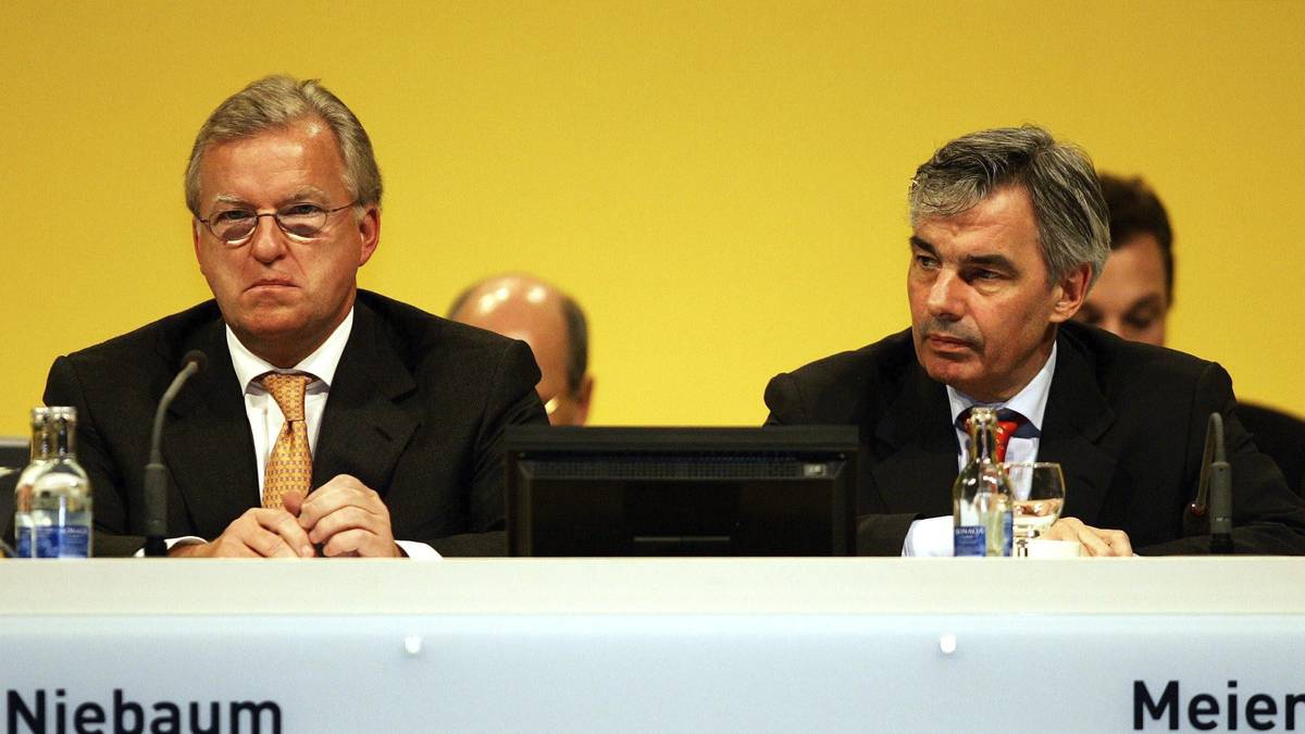 27. FEBRUAR 2004: Der BVB muss seine Halbjahresbilanz veröffentlichen und ein Minus von 29,4 Millionen Euro zugeben