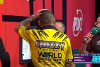 Dave Chisnall verliert in der ersten Runde der Darts World Series deutlich gegen Peter Wright mit 6:1 und verrechnet sich im letzten Leg bei den Check-Darts. In der folgenden Aufnahme checkt Wright zum Match.