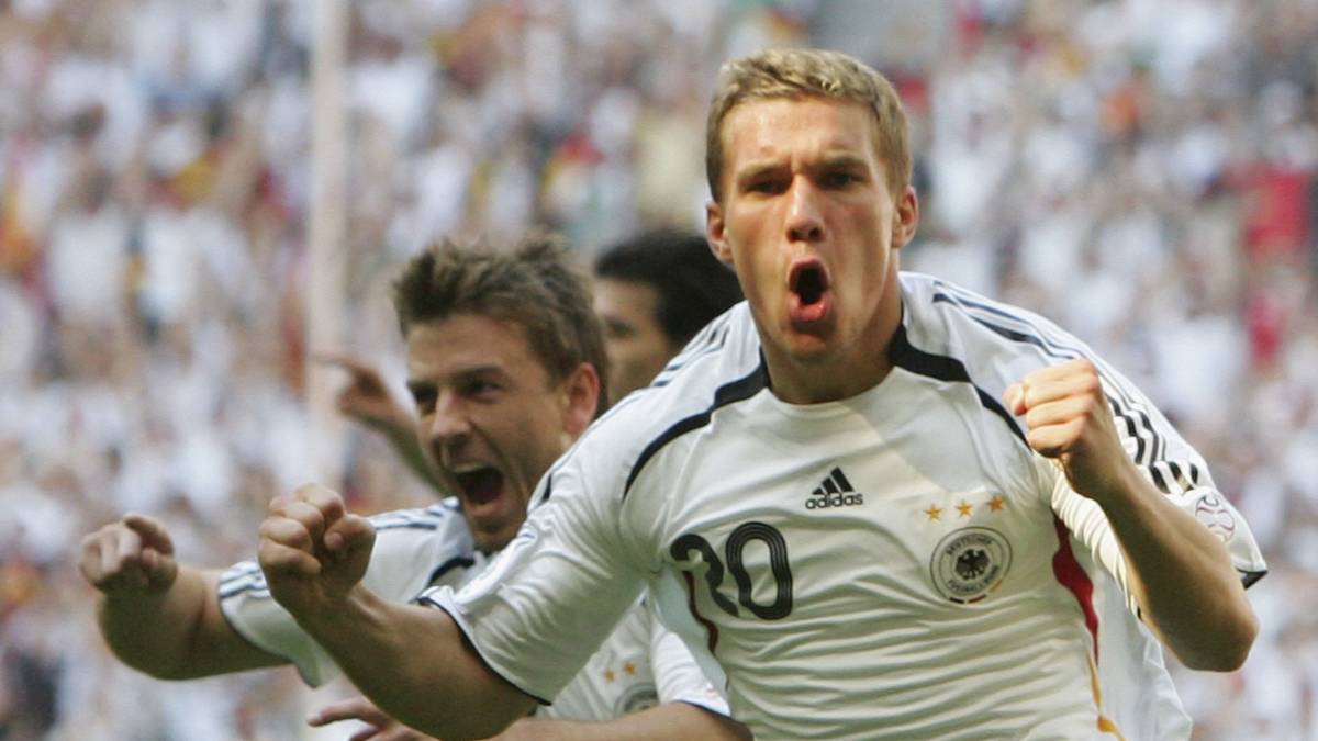 PLATZ 4, WM-ACHTELFINALE 2006 / Deutschland - Schweden 2:0 (2:0): Die Heim-WM wird zum Sommermärchen. Es dauert keine Viertelstunde bis zum 2:0, zweimal trifft Lukas Podolski. 