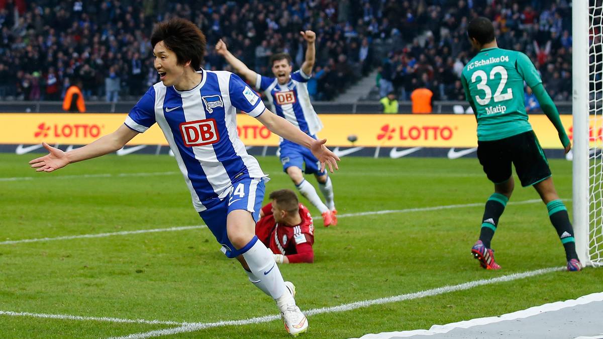 Die Bilder gleichen sich, aber diesmal dreht Berlins Genki Haraguchi ab. 2:1 für die Berliner. Seinen Anteil am Treffer hat Schalkes Torwart Timon Wellenreuther, der den Ball zuvor nicht festhalten kann