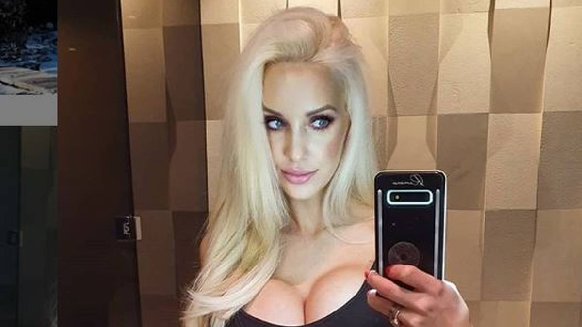 Alle Augen auf das Handy! Ramona Perthel checkt gerade ihr Smartphone. Oder ist es doch ein Spiegel-Selfie? 