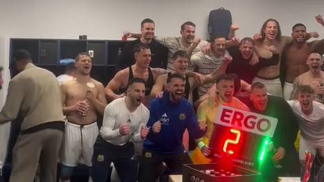 Der 1. FC Saarbrücken hat im Viertelfinale des DFB-Pokals Borussia Mönchengladbach rausgeworfen. Nach der Partie feiern die Saarländer eine Kabinenparty.