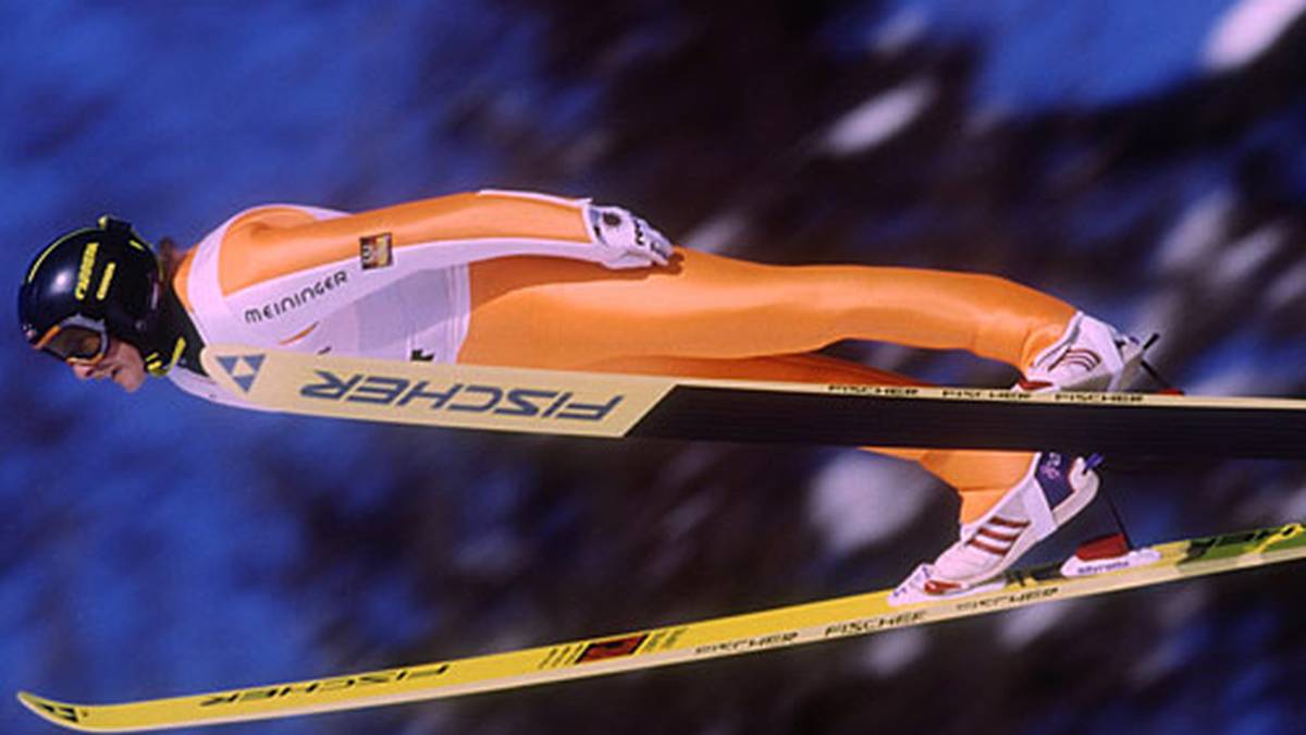 Jens Weißflog, der "Floh vom Fichtelberg", ist in der Wendezeit der wohl beste deutsche Skispringer. 1984 holt er in Sarajevo einmal Gold und einmal Silber, in Lillehammer siegt er auf der Großschanze und mit dem Team in einem denkwürdigen Kopf-an-Kopf-Rennen mit Japan. Die Vierschanzentournee gewinnt Weißflog zweimal als DDR- und zweimal als Bundesbürger (1984, 1985, 1991 und 1996)