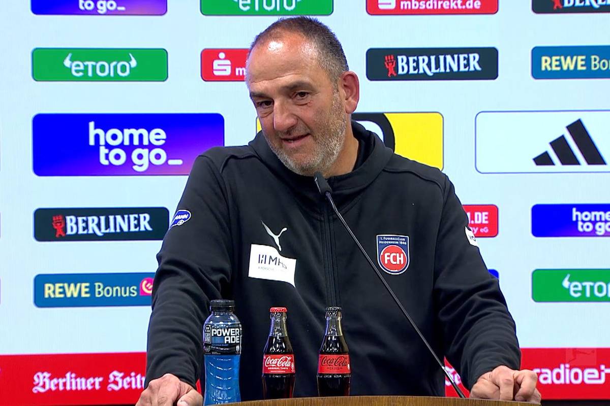 Heidenheim-Trainer Frank Schmidt beantwortet die Frage eines Reporters humorvoll.