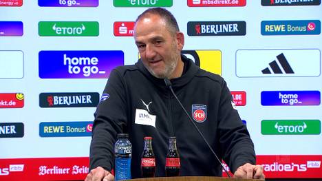 Heidenheim-Trainer Frank Schmidt beantwortet die Frage eines Reporters humorvoll.