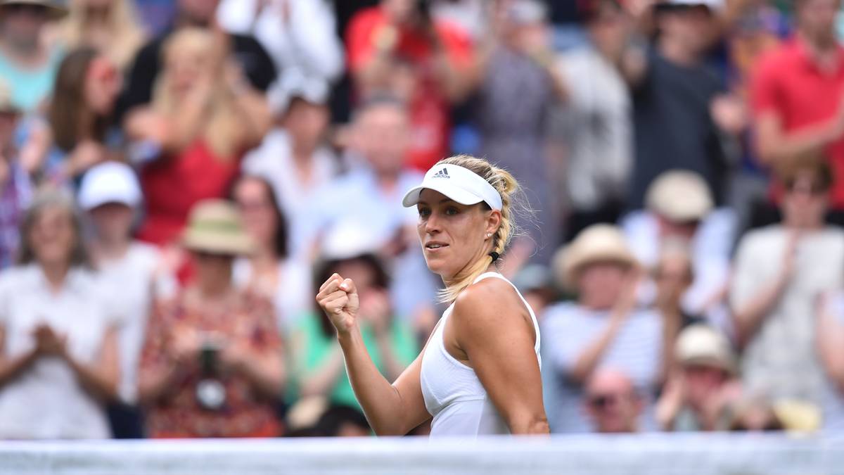 Angelique Kerber zeigt die Faust und blickt in ihre Box. Die Vorjahresfinalistin zieht mit etwas Mühe in die 2. Runde ein