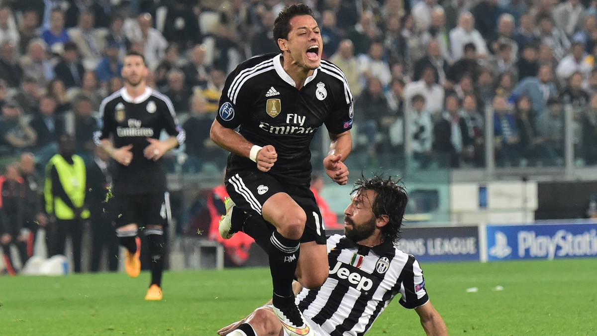 Auch ein Feingeist wie Andrea Pirlo kann mal hinlagen, wie Javier Hernandez schmerzhaft erfahren muss