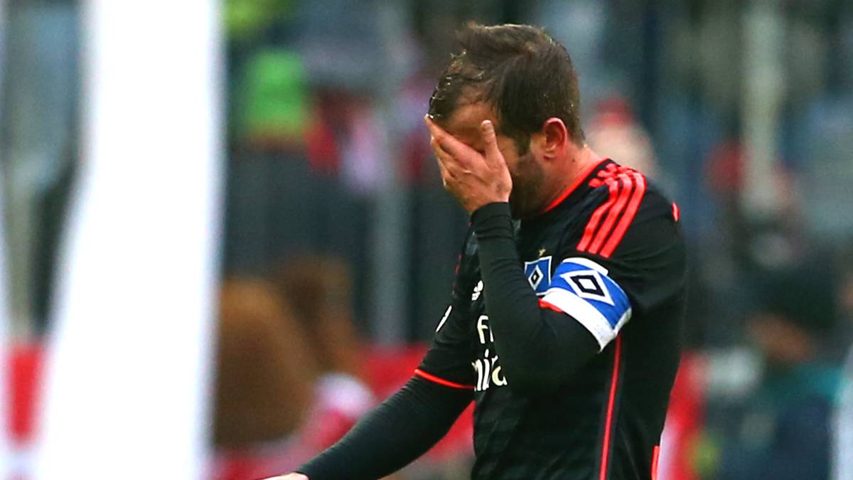 HSV-Kapitän Rafael van der Vaart findet es nicht zum Mitanschauen. Das 8:0 von Mario Götze, sieht der Niederländer bereits von außen. Für die Bayern ist es der höchste Ligasieg seit der Saison 1983/84. Damals hieß der Gegner Kickers Offenbach (9:0)