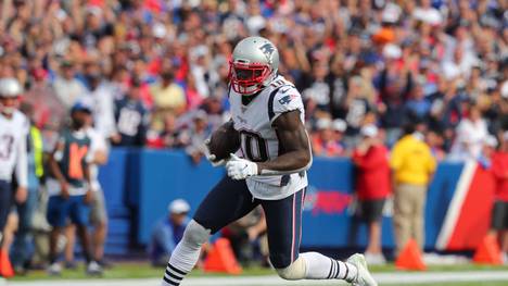 ORCHARD PARK, NY - SEPTEMBER 29:  Josh Gordon #10 of the New England Patriots runs the ball after making a catch during the second half against the Buffalo Bills at New Era Field on September 29, 2019 in Orchard Park, New York.  Patriots beat the Bills 16 to 10. (Photo by Timothy T Ludwig/Getty Images)