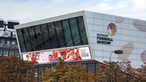 SPORT1 zeigt die Dokumentation "Wir sind Fußball". Die Kameras werfen dabei einen ausführlichen Blick hinter die Kulissen des Deutschen Fußballmuseums.