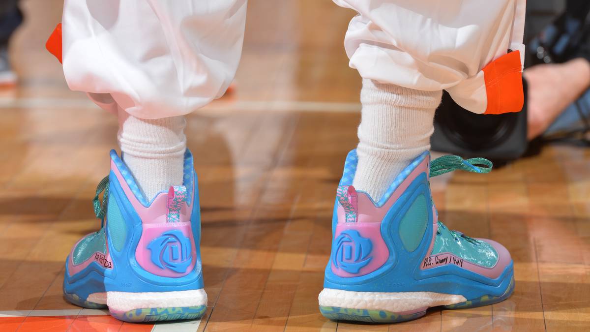 Bei genauerem Hinsehen wird das komplette Ausmaß des stilistischen Fehltritts klar... Die Zeiten als Pastellfarben in Mode waren, dürften schon ein paar Jahre her sein. Nur gut, dass nicht die Style-Polizei über einen Verbleib im Knicks-Kader entscheidet