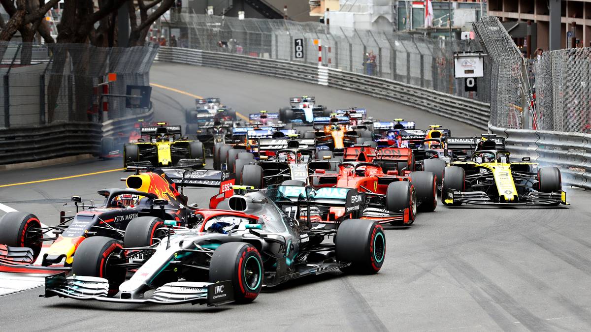 Doch die Fahrer müssen schnell umschalten, denn kurz darauf geht es mit dem Start los. An der Spitze ändert sich aber nichts - Hamilton behauptet die Führung vor Bottas, Verstappen und Vettel