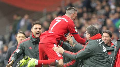 Franck Ribery hebt ab: Mit einem Doppelpack führt der Franzose die Bayern in Frankfurt zum Sieg