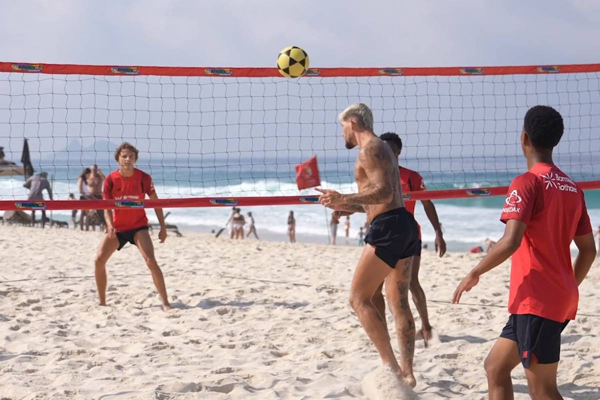 Die Stars von Bayer Leverkusen nutzen ihre Auszeit im Trainingslager in Rio mit einer Runde "Footvolley". Am Ende wird emotional im Meer gefeiert.