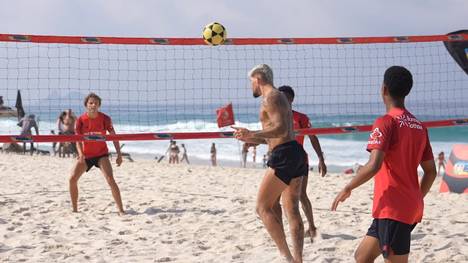 Die Stars von Bayer Leverkusen nutzen ihre Auszeit im Trainingslager in Rio mit einer Runde "Footvolley". Am Ende wird emotional im Meer gefeiert.