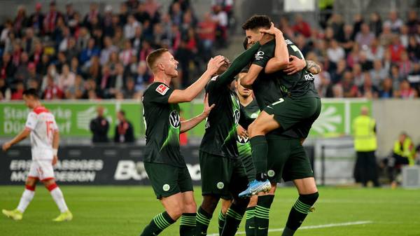 DUESSELDORF, GERMANY - SEPTEMBER 13:  Wout Weghorst of VfL Wolfsburg is congratulated after he scores his teams opening goal during the Bundesliga match between Fortuna Duesseldorf and VfL Wolfsburg at Merkur Spiel-Arena on September 13, 2019 in Duesseldorf, Germany. (Photo by Lukas Schulze/Bongarts/Getty Images)