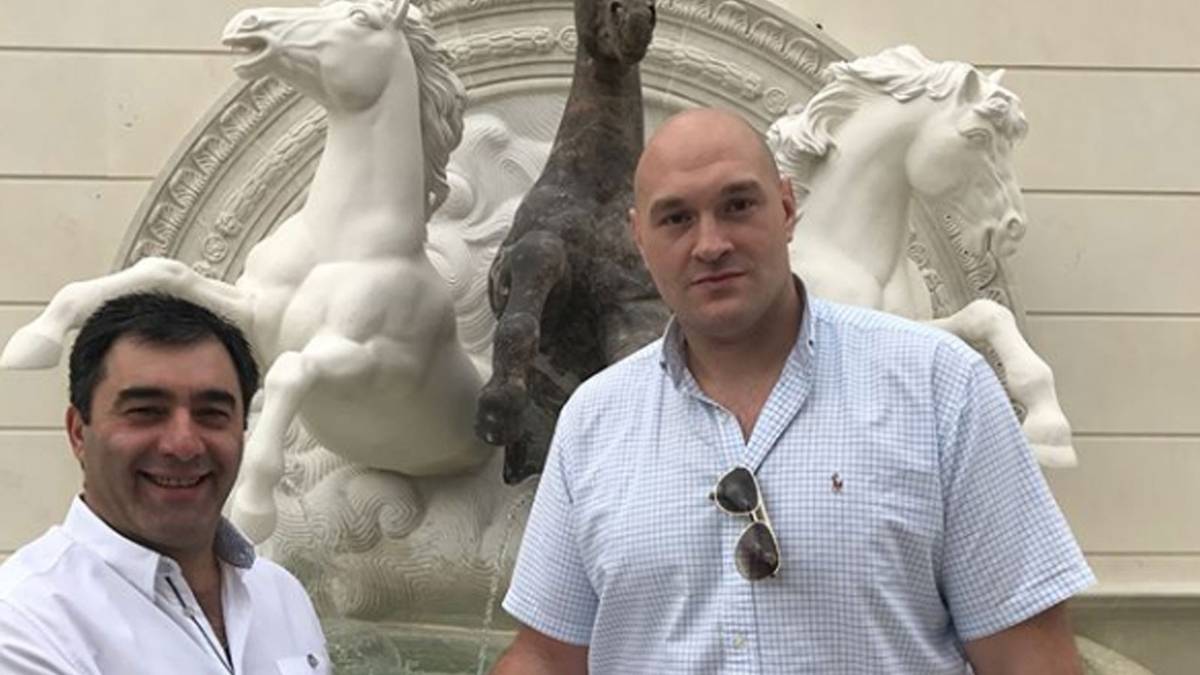 Hier dokumentiert Fury sogar den Handschlag mit dem Makler oder dem vorherigen Eigentümer