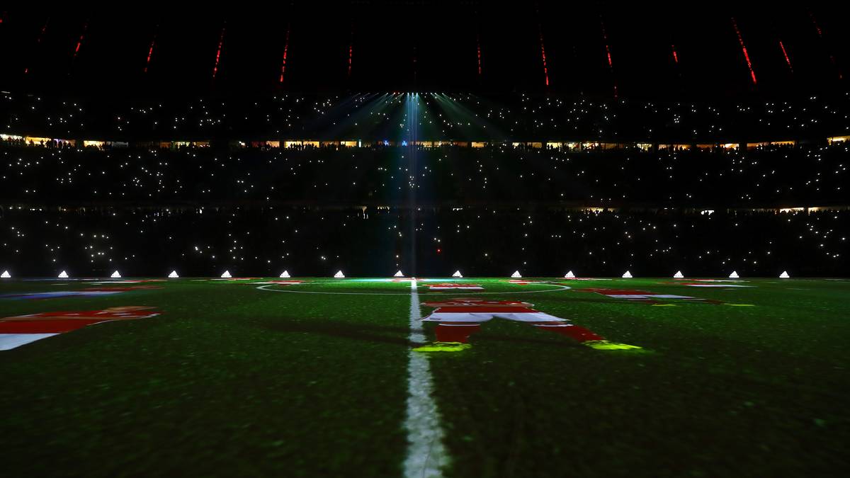 Weihnachtslieder ertönen im Stadion...