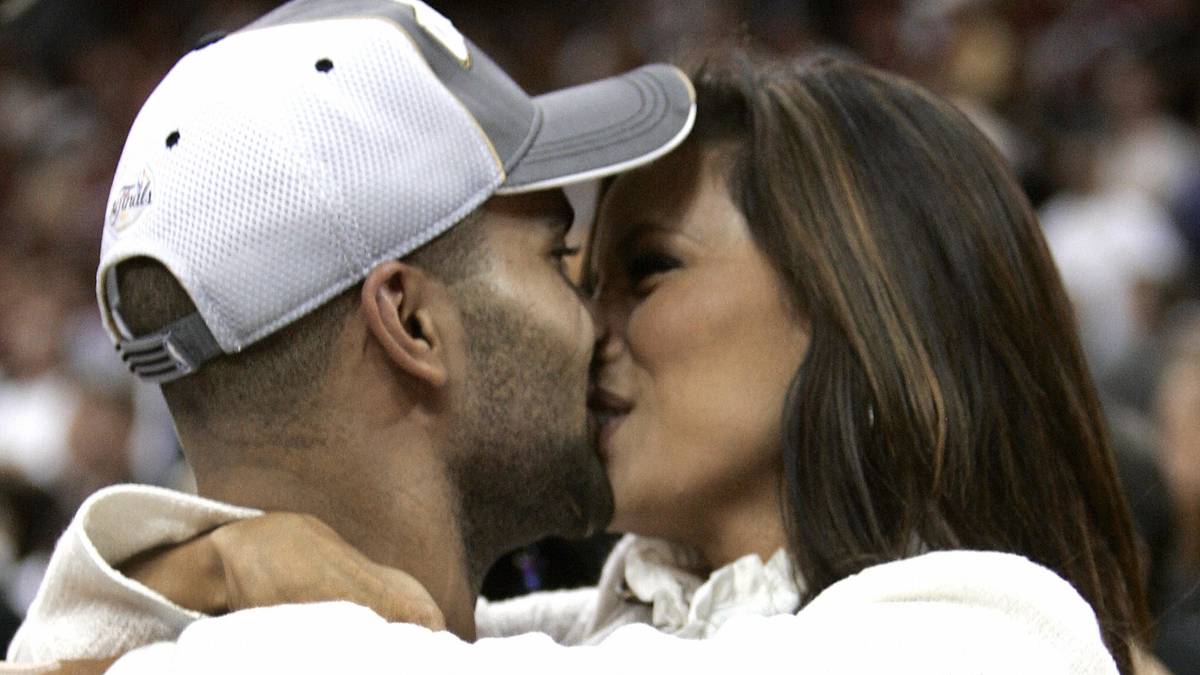 Aber während der Anfang noch sehr romantisch und innig wirkte, kam es 2011 zur Scheidung. Parker soll die schöne Schauspielerin betrogen haben