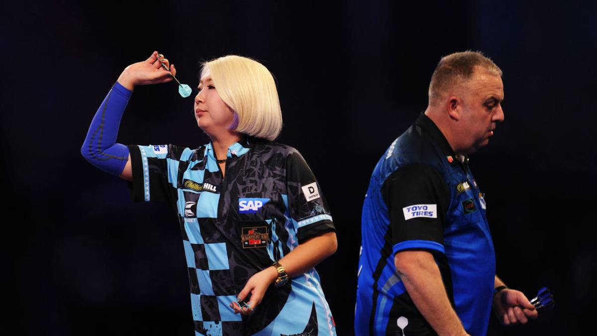 MIKURU SUZUKI: Die Japanerin erobert Ende 2019 die Herzen etlicher Darts-Fans, als sie sich bei der WM 2020 nur knapp James Richardson in der ersten Runde geschlagen geben muss und dabei einen 0:2-Satzrückstand aufholt