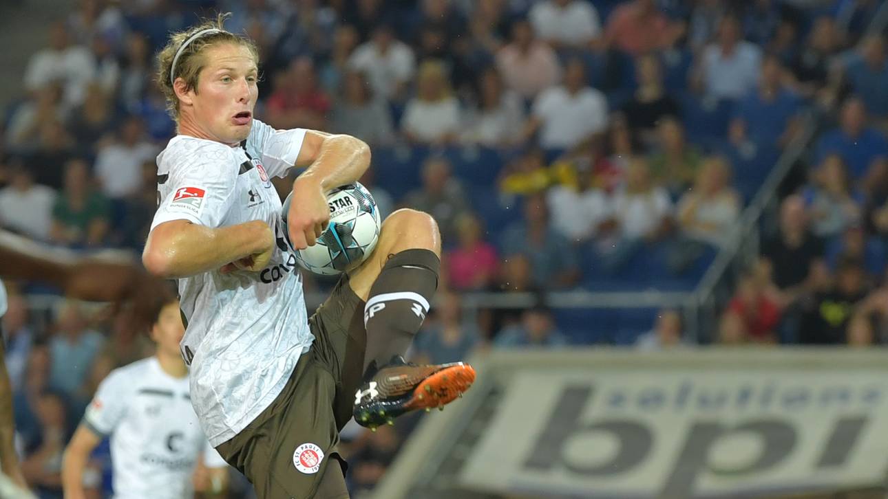 Daniel Buballa schoss sich beim Klärungsversuch den Ball selbst an den Arm