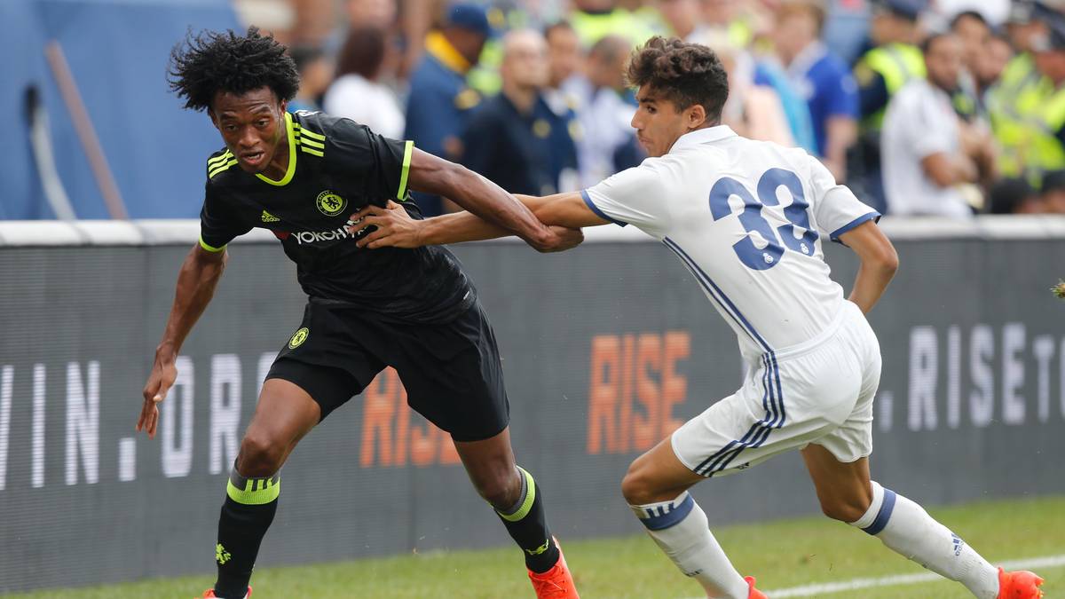 Noch ist allerdings unklar, ob Hakimi überhaupt in der Youth League auflaufen darf. Der 17-jährige Rechtsfuß ist einer der Jugendspieler, die von der Transfersperre der FIFA betroffen sind. Hakimis Familie stammt aus Marokko, doch er selbst wurde in Madrid geboren und verbrachte die letzten zehn Jahre in Reals Nachwuchsabteilung. "Die Entscheidung der FIFA ist ein Skandal. Es gibt keinen Grund, Achraf zu sperren", meint Vater Hassan