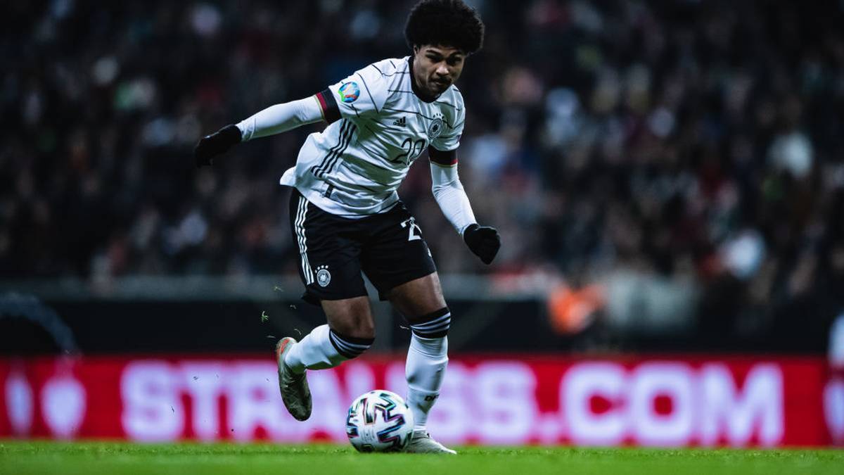 SERGE GNABRY (bis 80.): 13 Länderspiele, 13 Tore, wow! Vergab zu Beginn noch eine Top-Chance (10.). Dann aber traf der Bayern-Star sehenswert aus der Drehung in den rechten Torwinkel – zum Zungeschnalzen. Markierte mit einem satten Rechtsschuss auch zum 3:1 (47.). Seinen Dreierpack schnürte er in der 60. Minuten als er Peacock-Farrell tunnelte. SPORT1-Note: 1