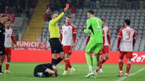 Bayern-Keeper Hülsmann flog nach einer Notbremse vom Platz