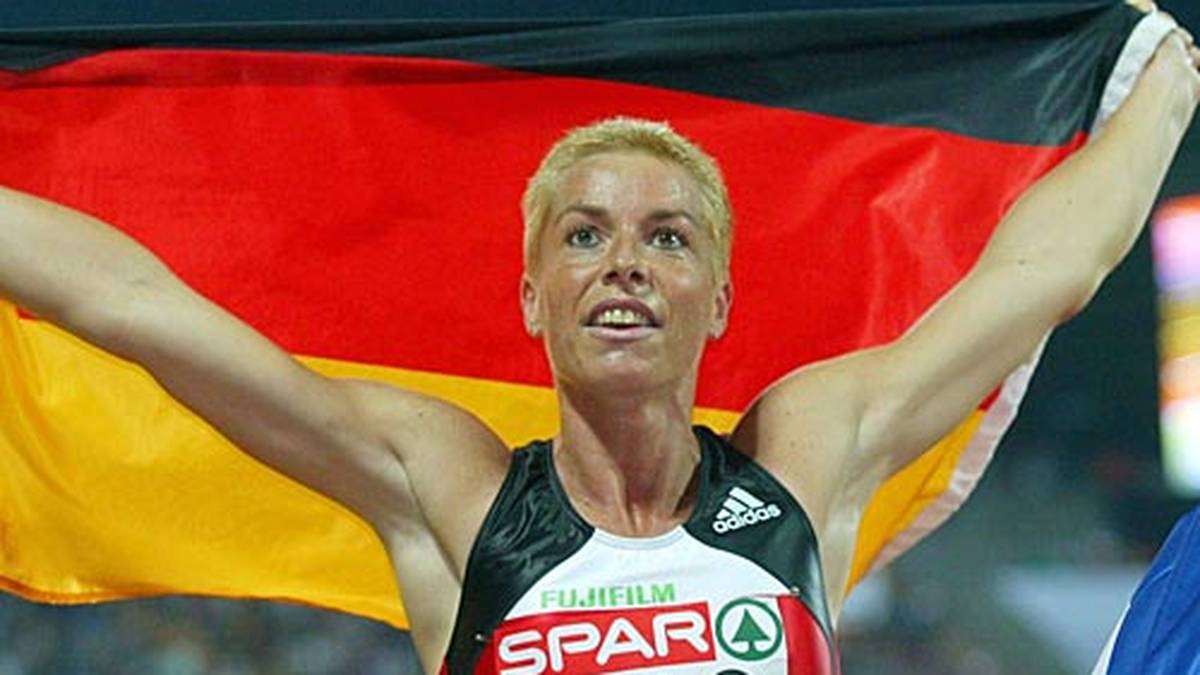 Auf ihrer Paradestrecke, den 400 Metern, wird Grit Breuer ab 1990 mehrfach Europameisterin, sowohl allein als auch mit der Staffel. Zusammen mit Katrin Krabbe wird die Sprinterin des Dopings überführt. Breuer setzt ihre Karriere jedoch ab 1995 fort und holt unter anderem 1996 in Atlanta mit der 400-Meter-Staffel Olympia-Bronze