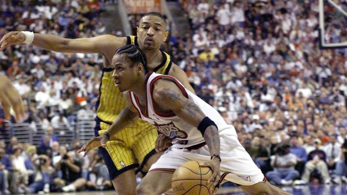 PLATZ 19: Denkt man an die Philadelphia 76ers der jüngeren Vergangenheit, denkt man - trotz Lautsprecher Joel Embiid - sofort an Allen Iverson. 1999 führt er die Sixers erstmals nach acht Jahren wieder in die Playoffs. "The Answer" entwickelt sich zur Punktemaschine und hatte mit seinen unnachahmlichen Moves immer die passende Antwort