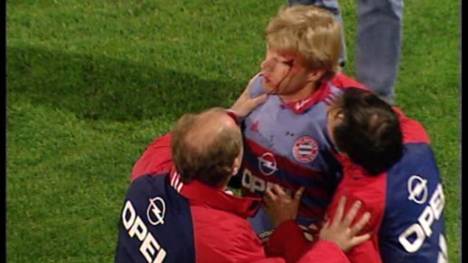 12. April 2000: Ein Golfball trifft Oliver Kahn in Freiburg an der Schläfe. Der Bayern-Keeper ist wutentbrannt, abgebrochen wird die Partie aber nicht.