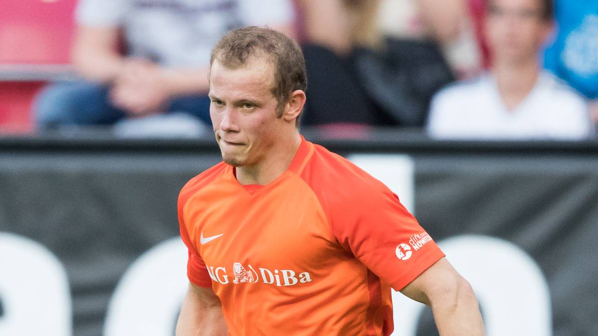 FABIAN HAMBÜCHEN: Auch der Turn-Star hat schon das ein oder andere mal gegen die Murmel getreten, auch beim Champions for Charity im vergangenen Jahr