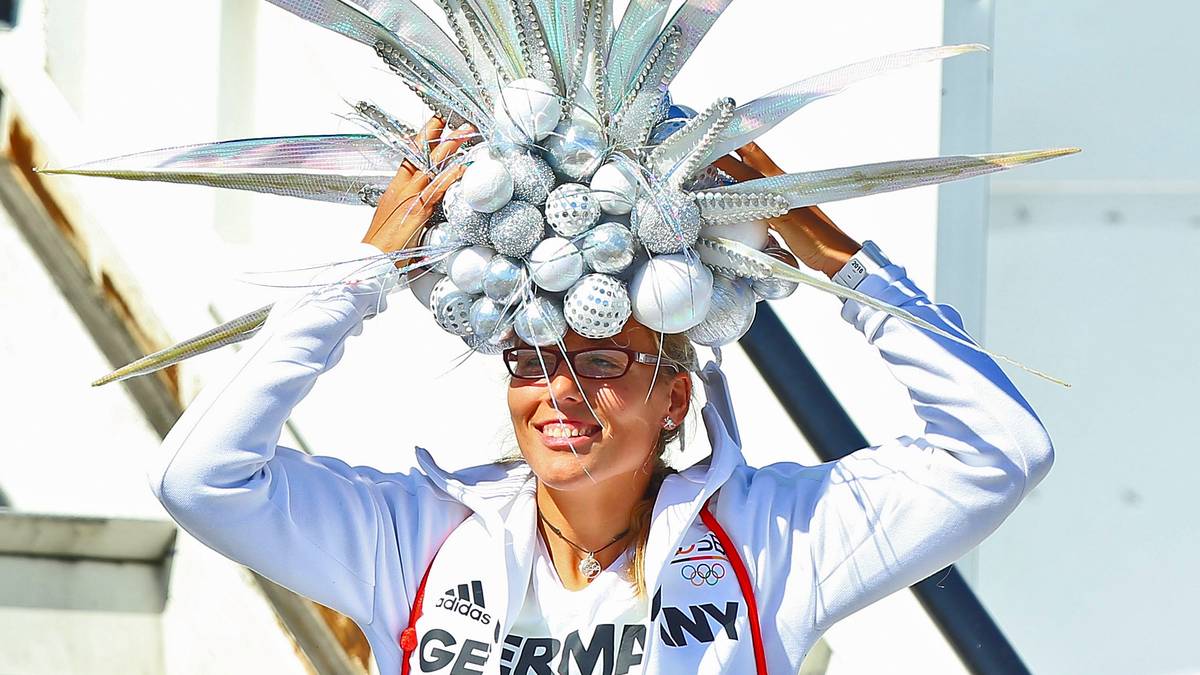 Ruderin Marie-Catherine Arnold, im Doppelzweier mit Mareike Adams siebtplatziert, hat einen überragenden Hut aus Rio mitgebracht und führt ihn stolz den Fans vor