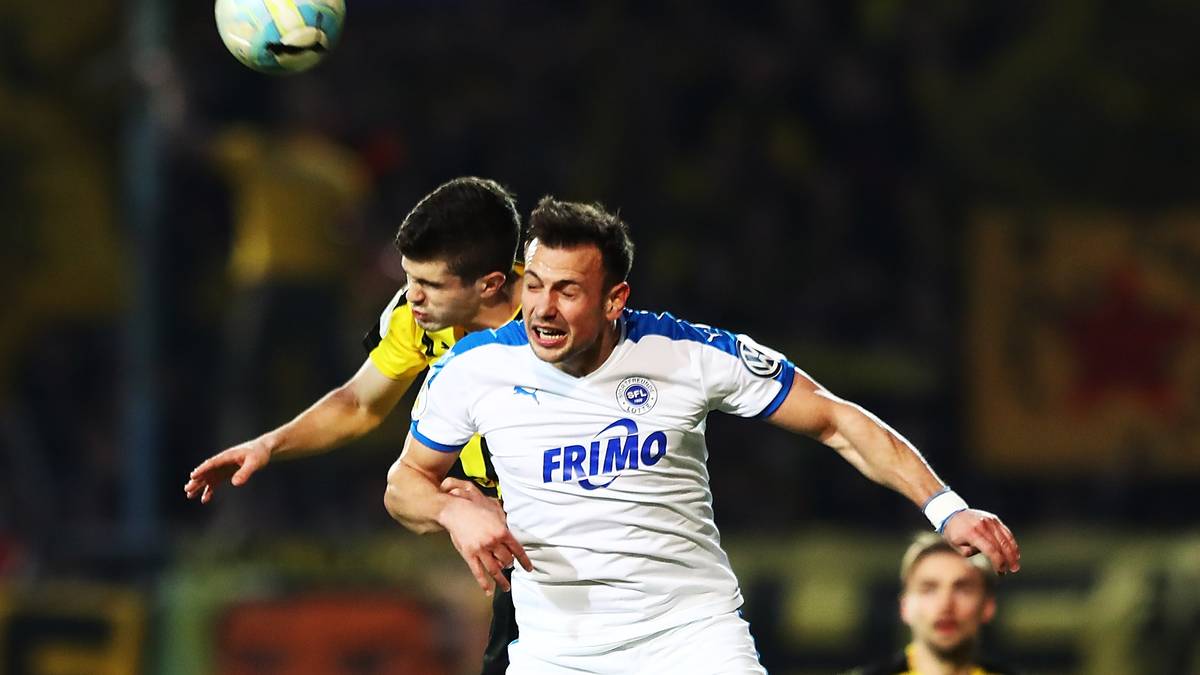 Und Dortmund hat Probleme: Der Drittligist versteckt sich nicht und hat in der Anfangsphase durchaus Chancen. Zudem besticht der Außenseiter natürlich durch Kampfgeist, knackige Zweikämpfe sind die Folge