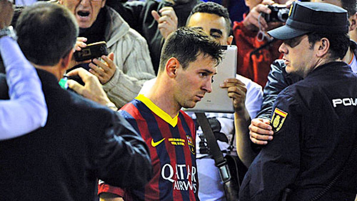 Messi indes ist geschlagen, mal wieder. Es ist nicht sein Jahr. Am Ende der Saison steht das große Barca ohne Titel da, weil in der Meisterschaft Atletico Madrid nicht mehr eingeholt werden kann. Schließlich verliert der 27-Jährige auch noch das WM-Finale mit Argentinien im brasilianischen Rio gegen Deutschland (0:1)