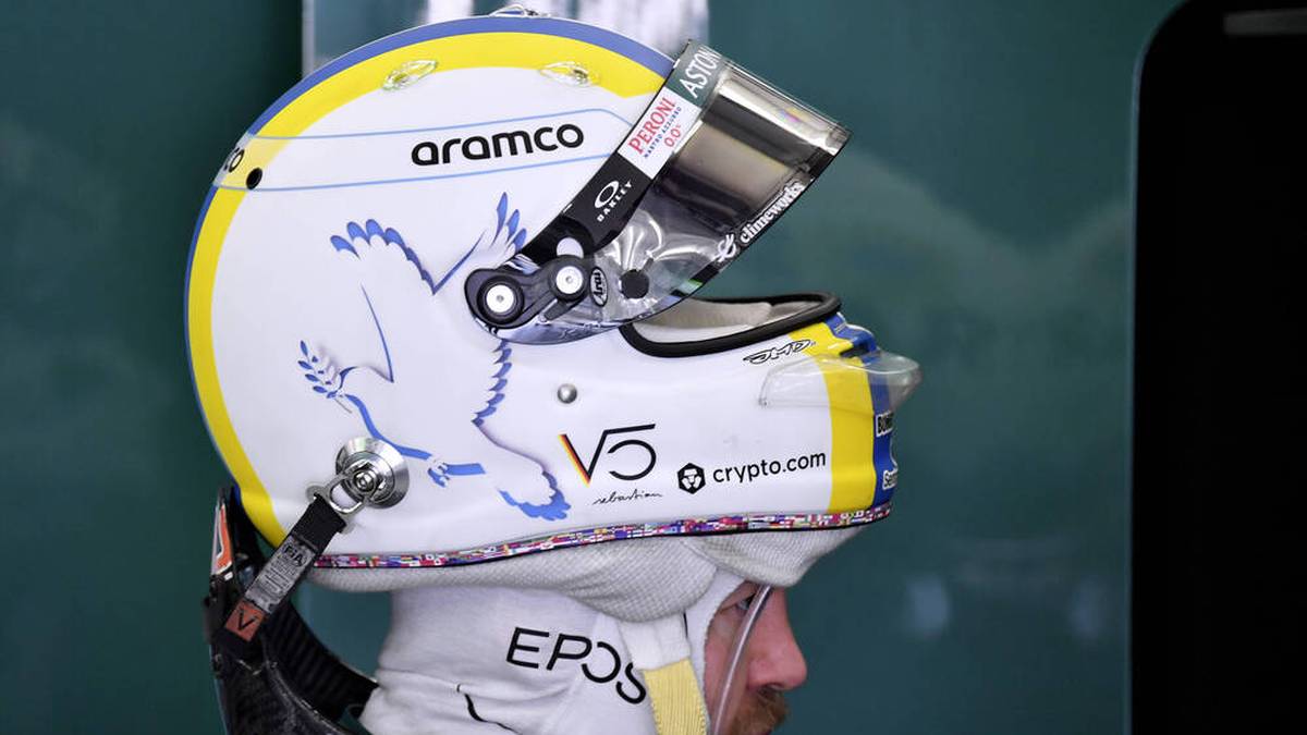 Abseits der Strecke profiliert sich Vettel derweil auf anderem Wege: Er tritt für seine Überzeugungen in Sachen Politik und Umweltschutz ein, nimmt dafür auch immer wieder Kritik in Kauf. Im Vorfeld der Saison 2022 setzte er jüngst wieder ein Zeichen mit einem Helm, der zu einem Ende des russischen Angriffskriegs gegen die Ukraine aufrief