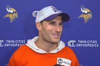Vikings-Quarterback Kirk Cousins spricht auf einer Pressekonferenz über die Verletzung von Jets-Superstar Aaron Rodgers.
