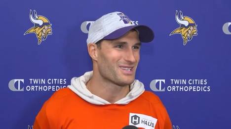 Vikings-Quarterback Kirk Cousins spricht auf einer Pressekonferenz über die Verletzung von Jets-Superstar Aaron Rodgers.