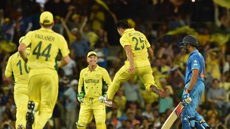Mitchell Johnson (2.v.r.) jubelt im Spiel Australien gegen Indien