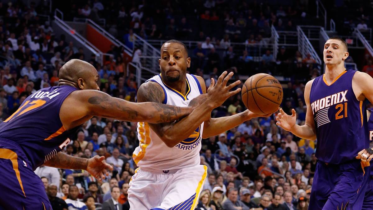 Hinter Crawford belegt Andre Iguodala Platz zwei. Golden States Finals-MVP ist der Spielmacher von der Bank und Edelverteidiger im Team des amtierenden Champions. Der 32-Jährige macht im Schnitt sieben Punkte und schnappt sich vier Rebounds pro Spiel. Bei der Wahl erhält er 288 Punkte