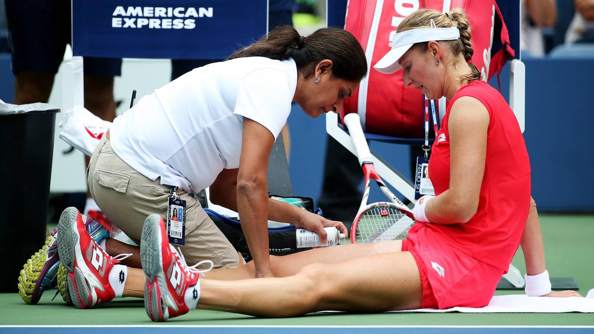Ekaterina Makarova muss sich im Duell mit Elina Svitolina behandeln lassen, übersteht aber dennoch die dritte Runde
